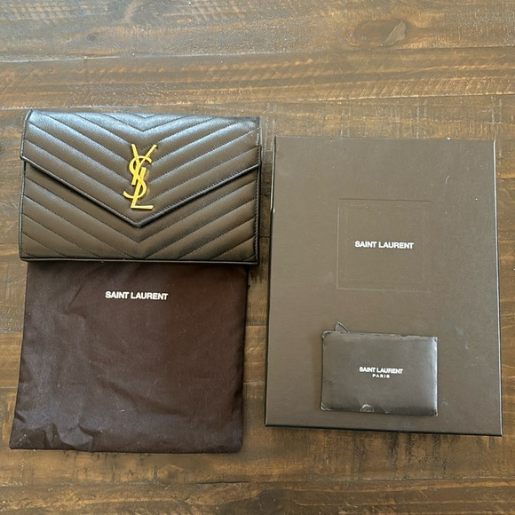 Yves Saint Laurent Handbags - Saint Laurent Purse